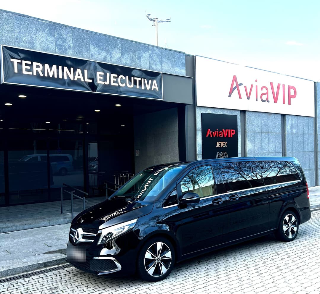 FFGR España Mercedes V-Class at an executive terminal